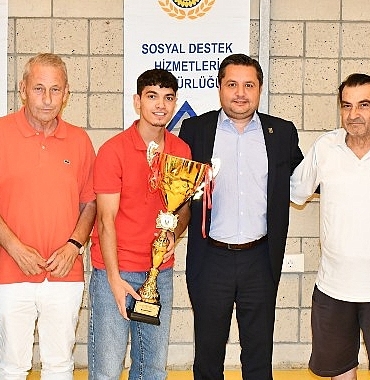futbol-turnuvasinda-dereceye-giren-takimlara-kupalari-verildi.jpg