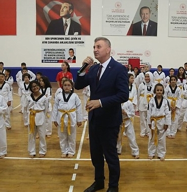 golcuk-belediyespor-bunyesindeki-taekwondo-bransinda-bulunan-330-sporcu-duzenlenen-torenle-kusak-atladi.jpg