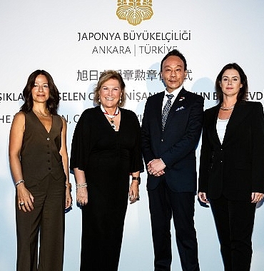guler-sabanci-japonyanin-en-koklu-nisanlarindan-biri-olan-altin-isiklar-yukselen-gunes-nisanina-layik-gorulen-ilk-turk-kadin-oldu.jpg