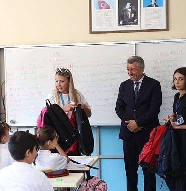 guzelbahce-belediyesinden-ogrencilere-canta-ve-kirtasiye-destegi.jpg