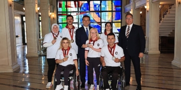 ibb-baskani-ekrem-imamoglu-pariste-duzenlenen-2024-paralimpik-oyunlarinda-1-altin-1-gumus-ve-4-bronz-madalya-kazanan-ibbsk-sporcularini-sarachanede-agirladi.jpg