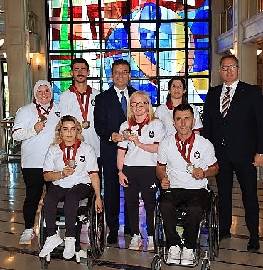 ibb-baskani-ekrem-imamoglu-pariste-duzenlenen-2024-paralimpik-oyunlarinda-1-altin-1-gumus-ve-4-bronz-madalya-kazanan-ibbsk-sporcularini-sarachanede-agirladi.jpg