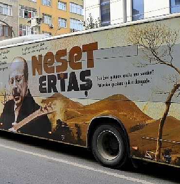 iett-turk-halk-muziginin-en-onemli-ustalarindan-neset-ertasi-vefatinin-12-yil-donumunde-vefa-otobusu-ile-aniyor.jpg
