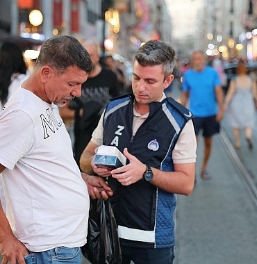 istanbul-buyuksehir-belediyesi-ibb-istanbulun-turistik-ve-tarihi-bolgelerinde-sahte-parfum-saticilariyla-mucadeleyi-surduruyor.jpg