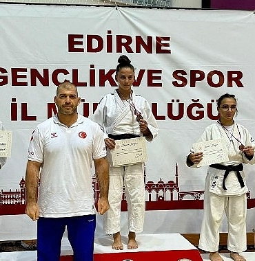 izmir-buyuksehirin-altin-kizlari.jpg