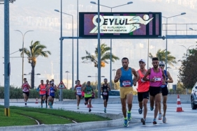 izmirde-uluslararasi-9-eylul-izmir-yari-maratonuyla-kurtulus-coskusu-basladi.jpg