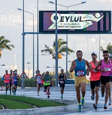 izmirde-uluslararasi-9-eylul-izmir-yari-maratonuyla-kurtulus-coskusu-basladi.jpg