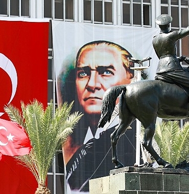 izmirin-kurtulusu-icin-anlamli-is-birligi-9-eylul-paneli-duzenlenecek.jpg