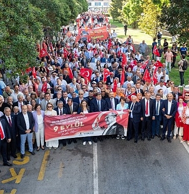 izmirliler-zafer-yuruyusunde-bulustu.jpg