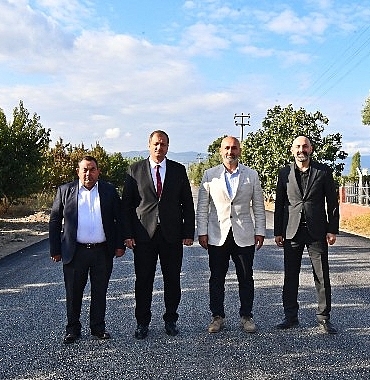 iznik-belediye-baskani-kagan-mehmet-usta-iznik-elbeyli-sicak-asfalt-calismalarini-yerinde-inceledi.jpg