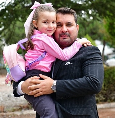 kahramankazan-belediye-baskani-selim-cirpanoglu-ilcedeki-1-sinifa-baslayan-tum-ogrencilere-anlamli-bir-surpriz-yaparak-kirtasiye-ceki-hediye-etti.jpg