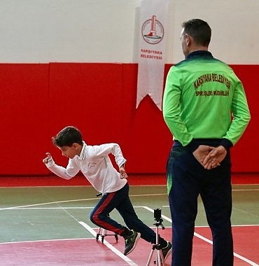 karsiyaka-belediyesi-cocuklarin-spor-yasamina-isik-oluyor.jpg