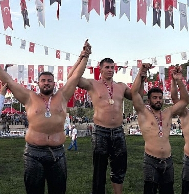 kemer-belediye-gurescisinden-cifte-kursu.jpg