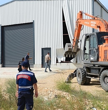 kirsal-mahallelerdeki-3-kacak-yapi-yikildi.jpg