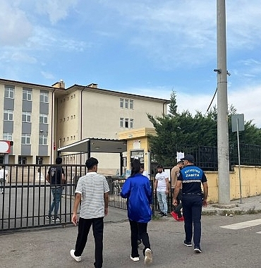 kocaeli-buyuksehir-belediyesi-zabitasi-kpssye-girecek-olan-ogrencilere-yardimci-oldu.jpg