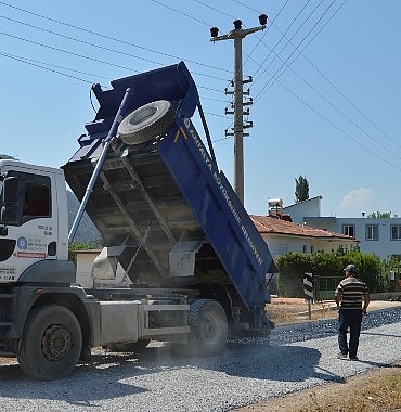 korkuteli-bayatbademleri-yolunda-asfalt-calismasi.jpg