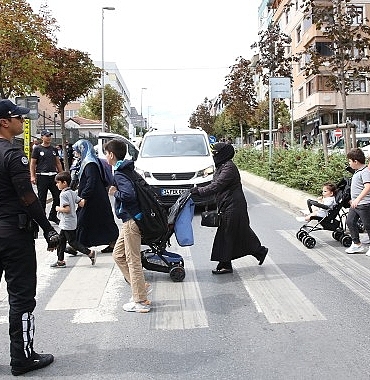 kucukcekmece-zabitasindan-okul-onlerinde-denetim.jpg