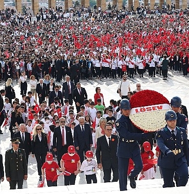 losev-her-yil-oldugu-gibi-bu-yil-da-on-binlerle-birlikte-atamizin-huzurunda-anitkabirde.jpg