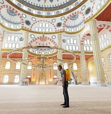 mevlid-kandili-dolayisiyla-nevsehirdeki-tum-cami-ve-mescitler-nevsehir-belediyesi-temizlik-isleri-mudurlugu-ekipleri-tarafindan-gul-suyu-ile-yikandi.jpg