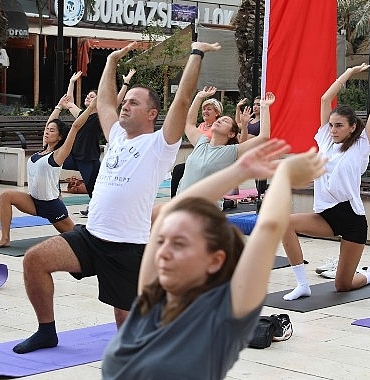 mudanya-belediyesi-ve-eflatun-yoga-yasam-okulunun-isbirligi-ile-guzelyali-ataturk-parkinda-duzenlenen-yoga-etkinligi-pazar-sabahina-huzur-dolu-bir-baslangic-getirdi.jpg