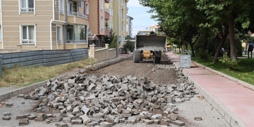 nevsehir-belediyesi-tarafindan-guzelyurt-mahallesindeki-dort-ayri-sokakta-yol-ve-yaya-kaldirimi-yenileme-calismasi-baslatildi.jpg