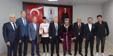 nevsehirde-ahilik-haftasi-kapsaminda-duzenlenen-torende-yilin-ahisi-secilen-70-yasindaki-esnaf-sammas-bayara-kaftan-giydirildi.jpg