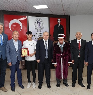 nevsehirde-ahilik-haftasi-kapsaminda-duzenlenen-torende-yilin-ahisi-secilen-70-yasindaki-esnaf-sammas-bayara-kaftan-giydirildi.jpg