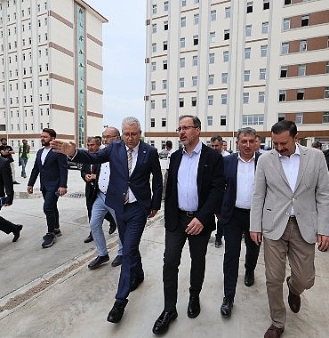rektor-prof-dr-budak-ve-dr-kasapoglu-eu-kampusundeki-yurtlarda-incelemelerde-bulundular.jpg