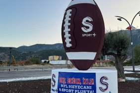 s-sport-plus-nfl-icin-kirkagacta-kavuna-benzer-amerikan-futbol-topu-heykeli-dikti.jpg