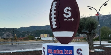 s-sport-plus-nfl-icin-kirkagacta-kavuna-benzer-amerikan-futbol-topu-heykeli-dikti.jpg