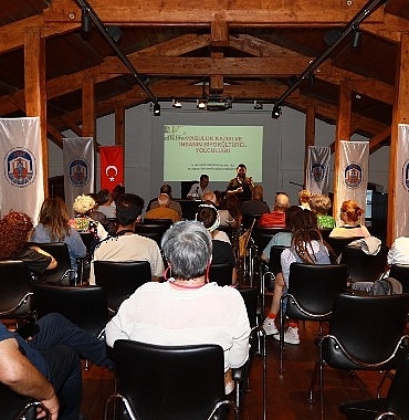 selcuk-efes-kent-belleginde-ayasuluk-kazilari-soylesisi.jpg