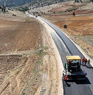 selcuklu-belediyesi-surdurdugu-yol-genisletme-ve-sicak-asfalt-calismalari-ile-dis-mahallelerin-yol-kalitesini-ve-ulasim-konforunu-arttiriyor.jpg