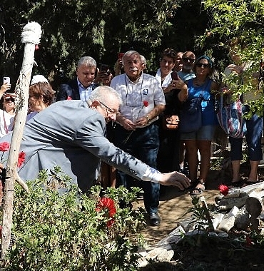 tuncel-kurtiz-edremitte-ki-mezari-basinda-anildi.jpg