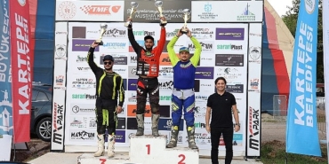 turkiye-super-enduro-sampiyonasinin-3-ayagi-kartepede-gerceklestirildi-sampiyona-da-dereceye-girenler-kupalarini-aldilar.jpg