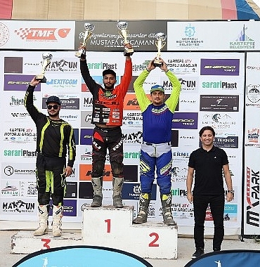 turkiye-super-enduro-sampiyonasinin-3-ayagi-kartepede-gerceklestirildi-sampiyona-da-dereceye-girenler-kupalarini-aldilar.jpg