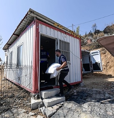 yanginlarin-ardindan-izmirin-yaralari-sariliyor-buyuksehirden-71-haneye-3-bucuk-milyon-tlyi-asan-destek.jpg
