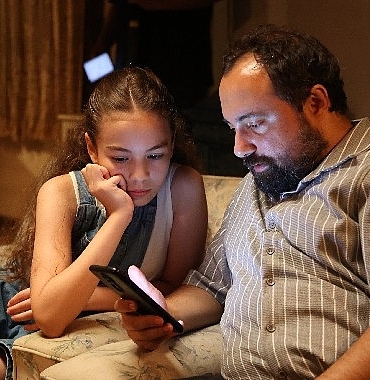 yilin-en-komik-babasindan-baba-beni-guldursene-filmi-8-kasim-2024te-sinemalarda.jpg