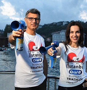 yusuf-dikecin-kanlicada-verdigi-startla-oral-b-marka-yuzu-unlu-oyuncu-yagmur-tanrisevsin-avrupadan-asyaya-bisiklet-surerek-gecti.jpg