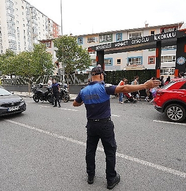 zabita-ekipleri-ogrenciler-icin-gorev-basinda.jpg