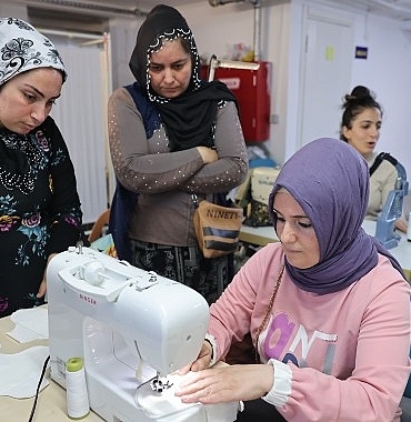 adettendir-uretiyoruz-atolyesi-konakli-kadinlarla-bulustu.jpg