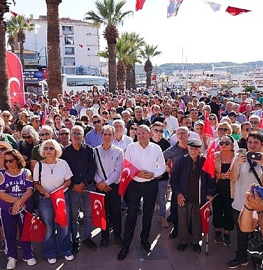 ayvalikta-8-ekim-sali-gunu-sabah-saatlerinde-ataturk-anitina-yapilan-saldiriya-vatandaslardan-tepki-yagdi.jpg