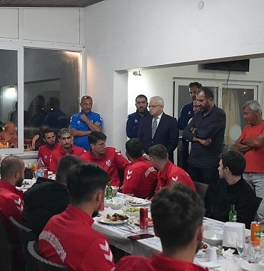 baskan-deveciler-burhaniye-belediyespor-futbol-a-takimi-ile-yeni-sezon-oncesi-moral-yemeginde-bulustu.jpg