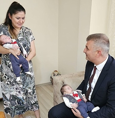 baskan-sezerden-ikiz-bebeklere-hos-geldin-surprizi.jpg