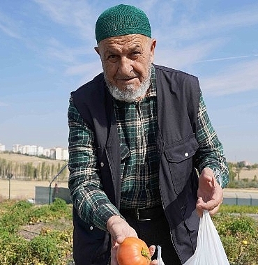bostanin-son-hasadi-huzurevi-sakinlerinden.jpg