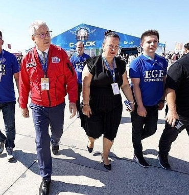 ege-universitesinin-egesam-biyoizlem-takimi-birincilik-odulunu-cumhurbaskani-erdoganin-elinden-aldi.jpg