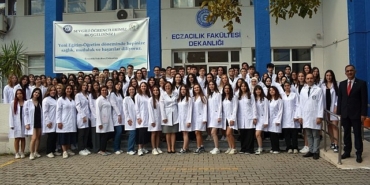 egeli-genc-eczacilarin-beyaz-onluk-heyecani.jpg