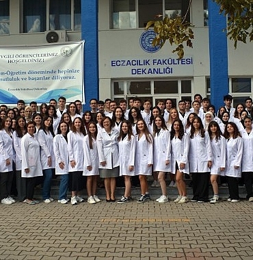 egeli-genc-eczacilarin-beyaz-onluk-heyecani.jpg