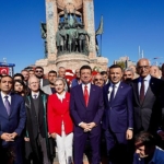 ekrem-imamoglu-turkiye-cumhuriyetinin-101inci-kurulus-yildonumu-taksim-cumhuriyet-anitinda-gerceklestirilen-celenk-koyma-toreniyle-kutlandi.jpg