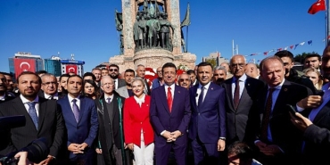 ekrem-imamoglu-turkiye-cumhuriyetinin-101inci-kurulus-yildonumu-taksim-cumhuriyet-anitinda-gerceklestirilen-celenk-koyma-toreniyle-kutlandi.jpg