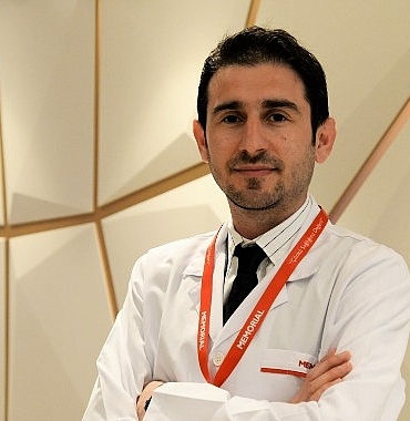 gozde-isik-parlamalari-retina-yirtigi-habercisi-olabilir.jpg